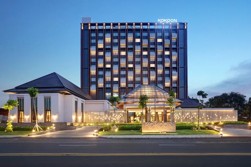 Außenansicht des Kokoon Hotel Banyuwangi am Abend