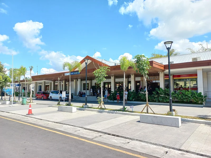 Vorplatz und Empfangsgebäude des Bahnhofs Banyuwangi Kota