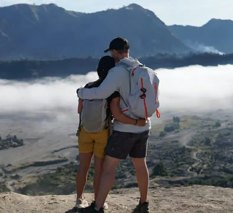 Zwei Reisende vor der Bromo-Vulkanlandschaft im Galeriefoto der Mehrtagestour